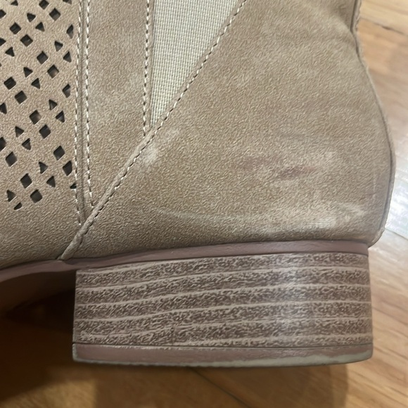 Restricted women’s tan suede heel ankle boots size 9 . - Picture 8 of 11